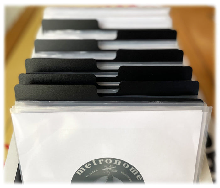DIVISEURS EN PLASTIQUE NOIR AVEC ÉLEVEUR POUR CATALOGUE DISQUES SIMPLES 45 TR/MIN 7" (20 pcs.)