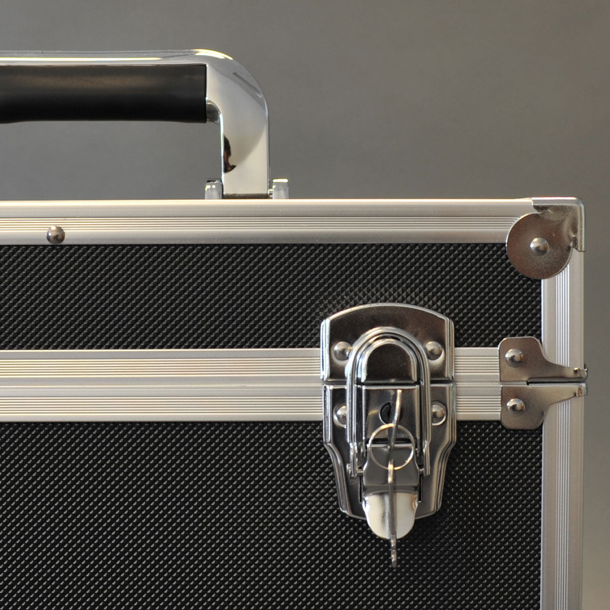 FLIGHT CASE ESTUCHE DE ALUMINIO NEGRO PARA 50 DISCOS DE LP 33 REVS VINILO 12 PULGADAS