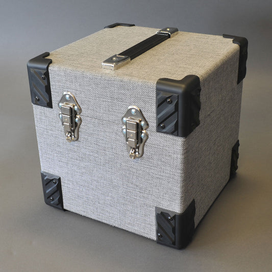 BAUL DE MADERA REVESTIDO CON TEJIDO GRIS PARA 100 DISCOS DE 10 PULGADAS Y 78 RPM